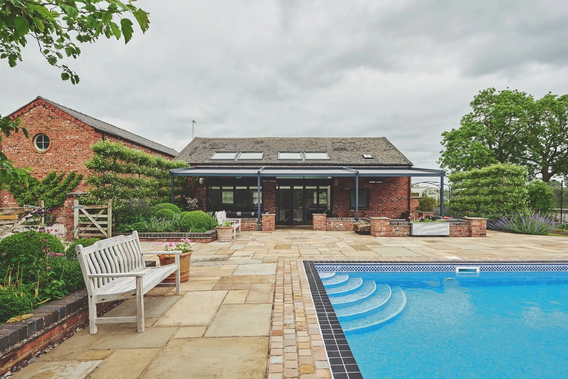best-large-houses-with-swimming-pools